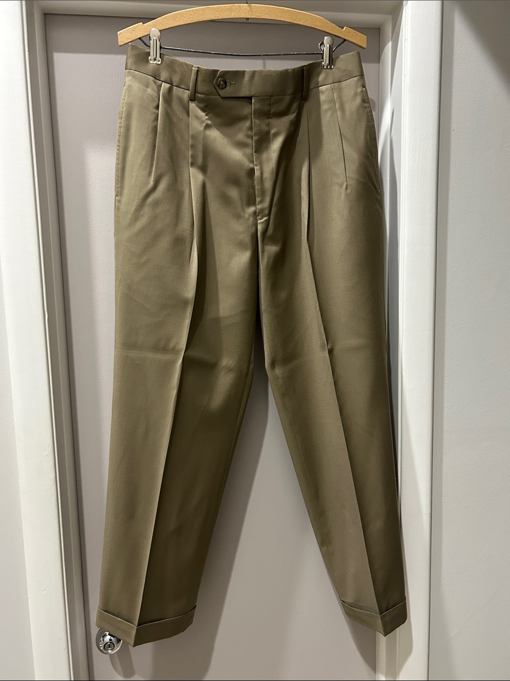 Jos A Bank Men's Pleated Olive Dress Pants